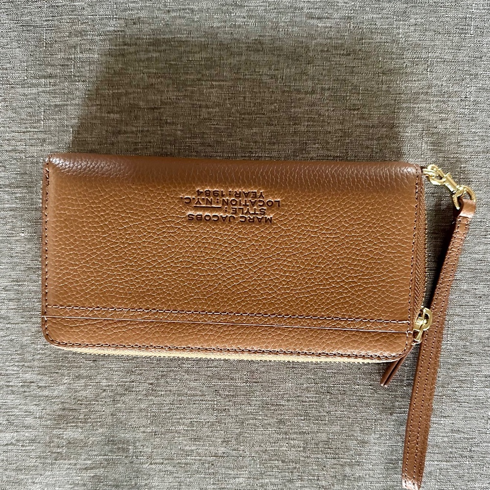 MARC JACOBS PEBBLED LEATHER CONTINENTAL WRISTLET WALLET TAN - Picture 4 of 6